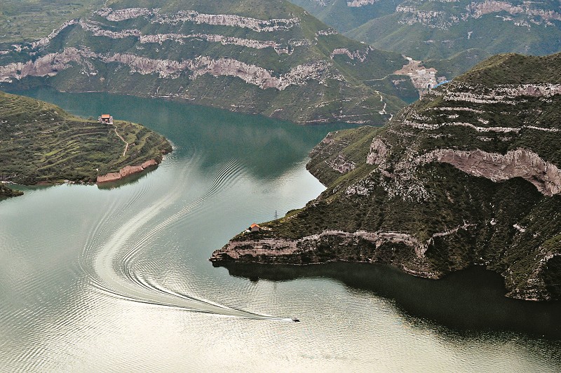 群峰倒映水浮山　汾河二库景如画