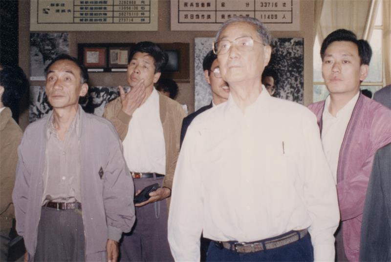 1994年9月，原中共中央政治局常委宋平视察八路军太行纪念馆。.jpg